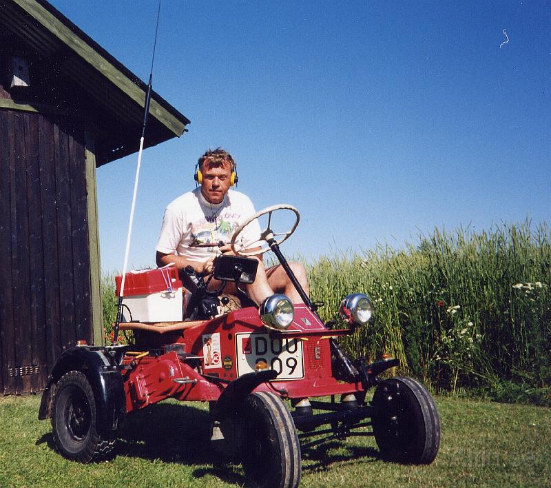Traktor mibil 10.jpg - Drivningen går med kedja på varje sida ner till bakhjulen. Kuggkransen fick svarvas ner samt nytt kugghjul göras för att drevas om så att hastigheten sänktes till ca 30-40 km/h så att den gick att bestktiga som jordbrukstraktor. Fördelen med det är att jag inte behöver besiktiga mer än reg. bestikninge år 1966 dessutom är den skattebefriad. Försäkring måste jag ha för att åka på vägarna.